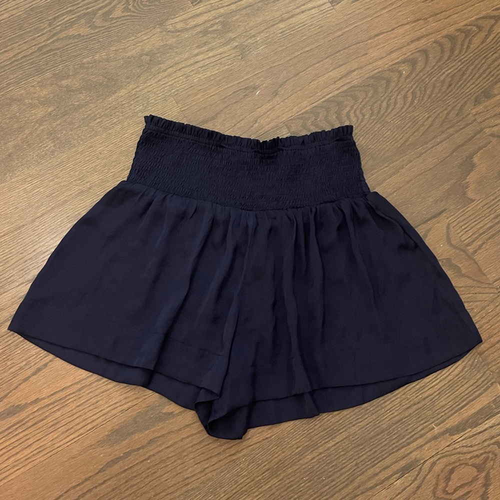 TCEC Navy Flowy Smocked Waistband Shorts in Size Medium Never Worn NWT